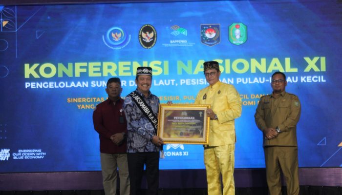 Sultan Pontianak Beri Gelar Laksamana Raja Di Laut kepada Menteri Sakti Wahyu Trenggono