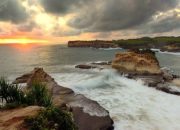 Menikmati Pesona Eksotis Pantai Klayar