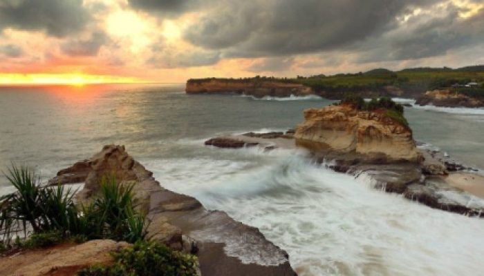 Menikmati Pesona Eksotis Pantai Klayar