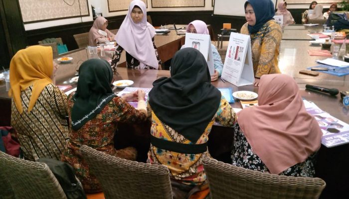 Tim Riset Mahasiswa Program Doktoral FKM UI Gelar Pelatihan Depresi Postpartum
