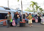 Arus Balik Libur Tahun Baru Mulai Terjadi, Ribuan Penumpang Padati Stasiun Gambir dan Pasarsenen