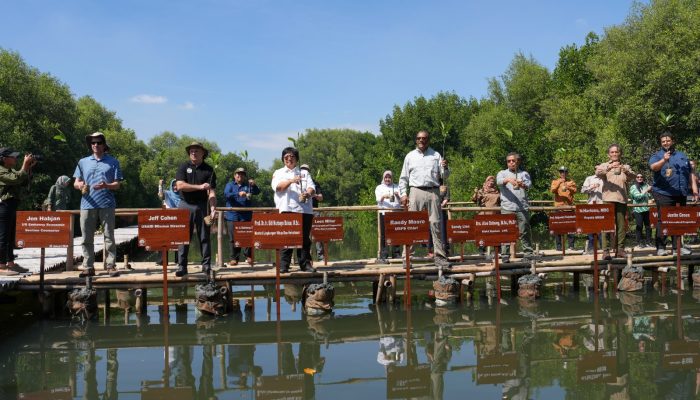 USFS Chief Tanam Mangrove di TWA Angke