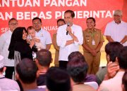 Presiden Cek Stok Beras dan Salurkan Bantuan Pangan di Gudang Bulog GBB Umbul Tengah