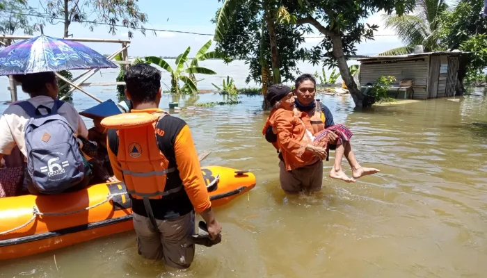 Upaya Evakuasi Banjir Bandang di Kabupaten Demak Terhambat Arus Deras