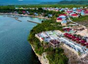 Menikmati Indahnya Pasir Putih dan Laut Seperti Kaca di Waburi Park