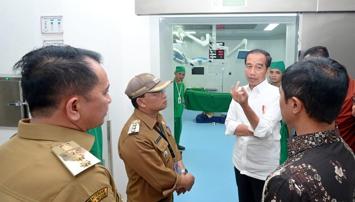 Tekankan Peningkatan Infrastruktur Listrik, Presiden Jokowi Tinjau RSUD Rupit
