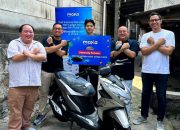 Moxa Serahkan Honda Beat untuk Juara Pertama Permainan Ambil Emas Batangan saat acara FIFGROUP 35th Localicious