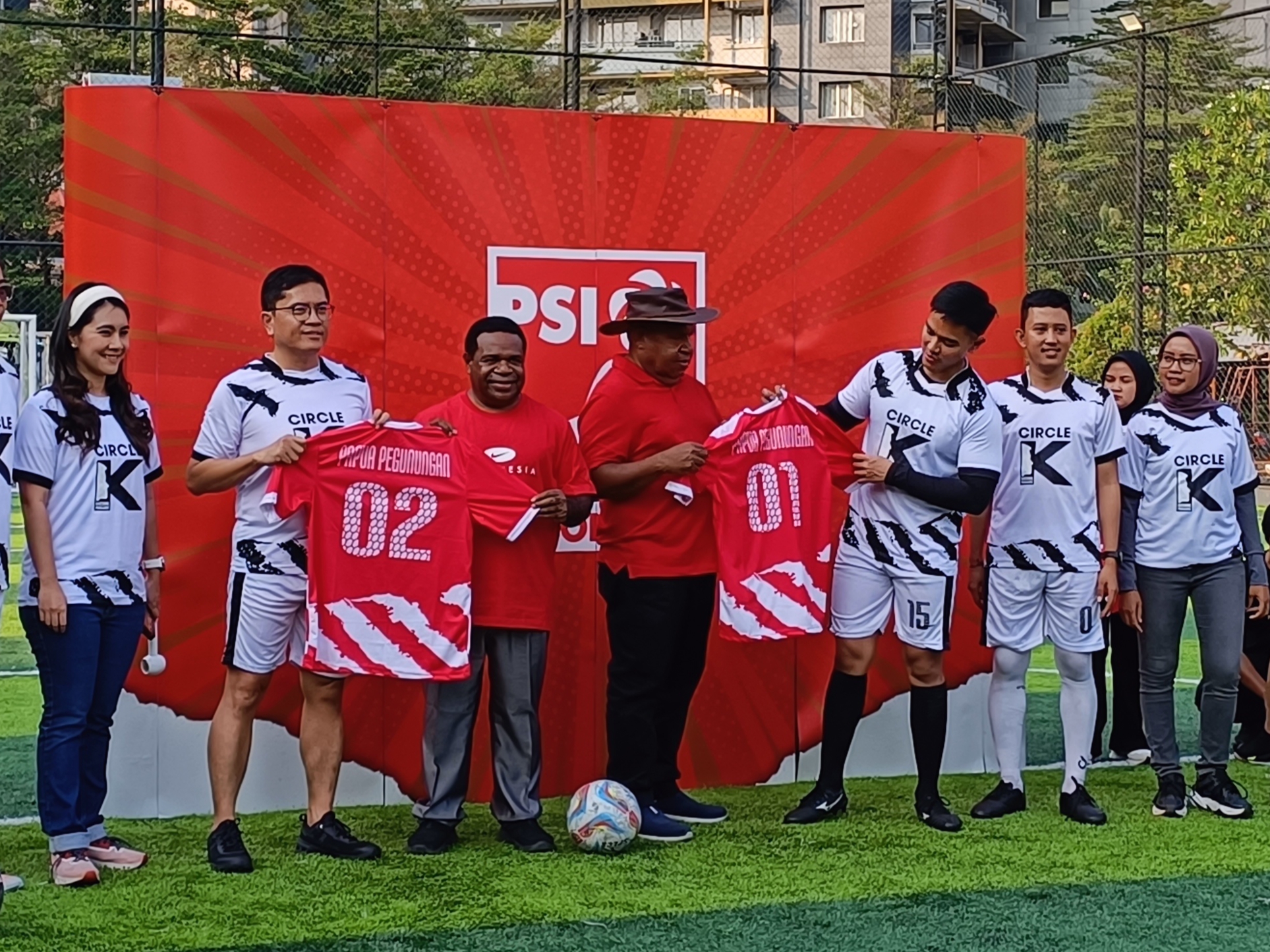 Ketua Umum DPP PSI Kaesang Pangarep menyerahkan jersey kepada salah satu pasangan bakal calon kepala daerah yang dijagokan PSI pada Pilkada 2024, yakni calon Gubernur dan Wakil Gubernur Papua Pegunungan, Befa Yigibalom dan Natan Pahabol, Senin, 29 Juli 2024, di Lapangan Sepak Bola Mini Gaskan, Kelapa Gading, Jakarta Utara. (Julian Daenk Saputra)