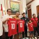 Wali Kota Tangerang Selatan Benyamin Davnie memberikan apresiasi kepada pemain Timnas Indonesia Kafiatur Rizky yang berhasil membawa tim sepak bola U-19 juara AFF 2024, di Rumah Dinas Wali Kota Tangsel, Selasa. (Julian Daenk)