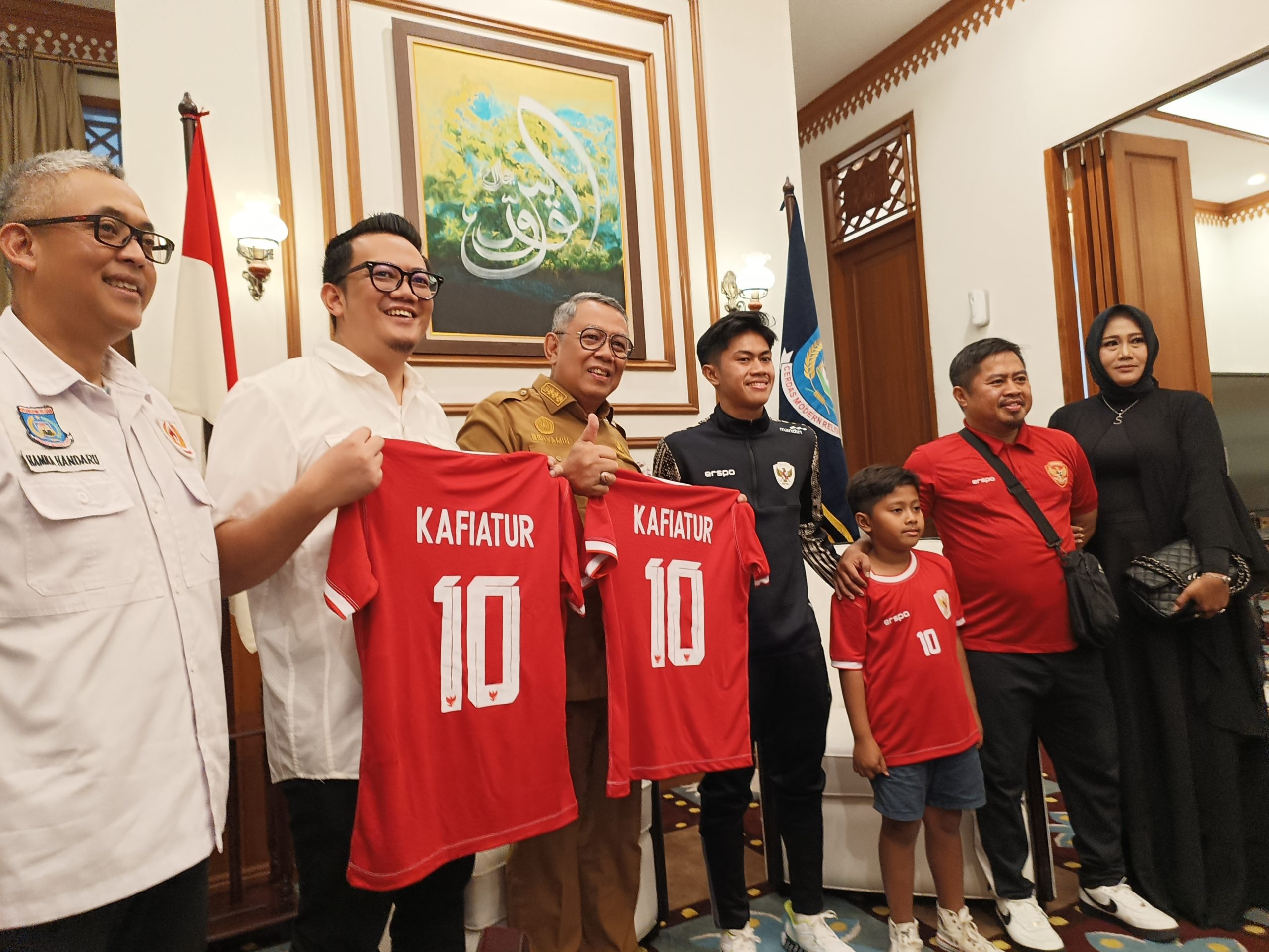 Wali Kota Tangerang Selatan Benyamin Davnie memberikan apresiasi kepada pemain Timnas Indonesia Kafiatur Rizky yang berhasil membawa tim sepak bola U-19 juara AFF 2024, di Rumah Dinas Wali Kota Tangsel, Selasa. (Julian Daenk)