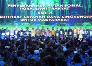 Presiden Serahkan Sertifikat Layanan Dana dan SK Perhutanan Sosial