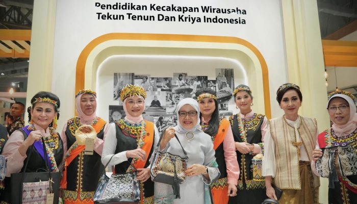 Pameran Kriyanusa 2024: Ibu Wury Ma’ruf Amin Apresiasi Karya Lulusan PKW Kemendikbudristek