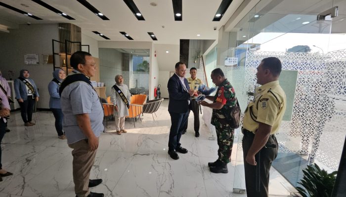 BRI BO Bekasi Siliwangi Manjakan Nasabah dengan Buket Cokelat di HPN 2024