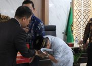 Dirjen PHU Serahkan Santunan Extra Cover Jemaah Haji 2024 di Bandung