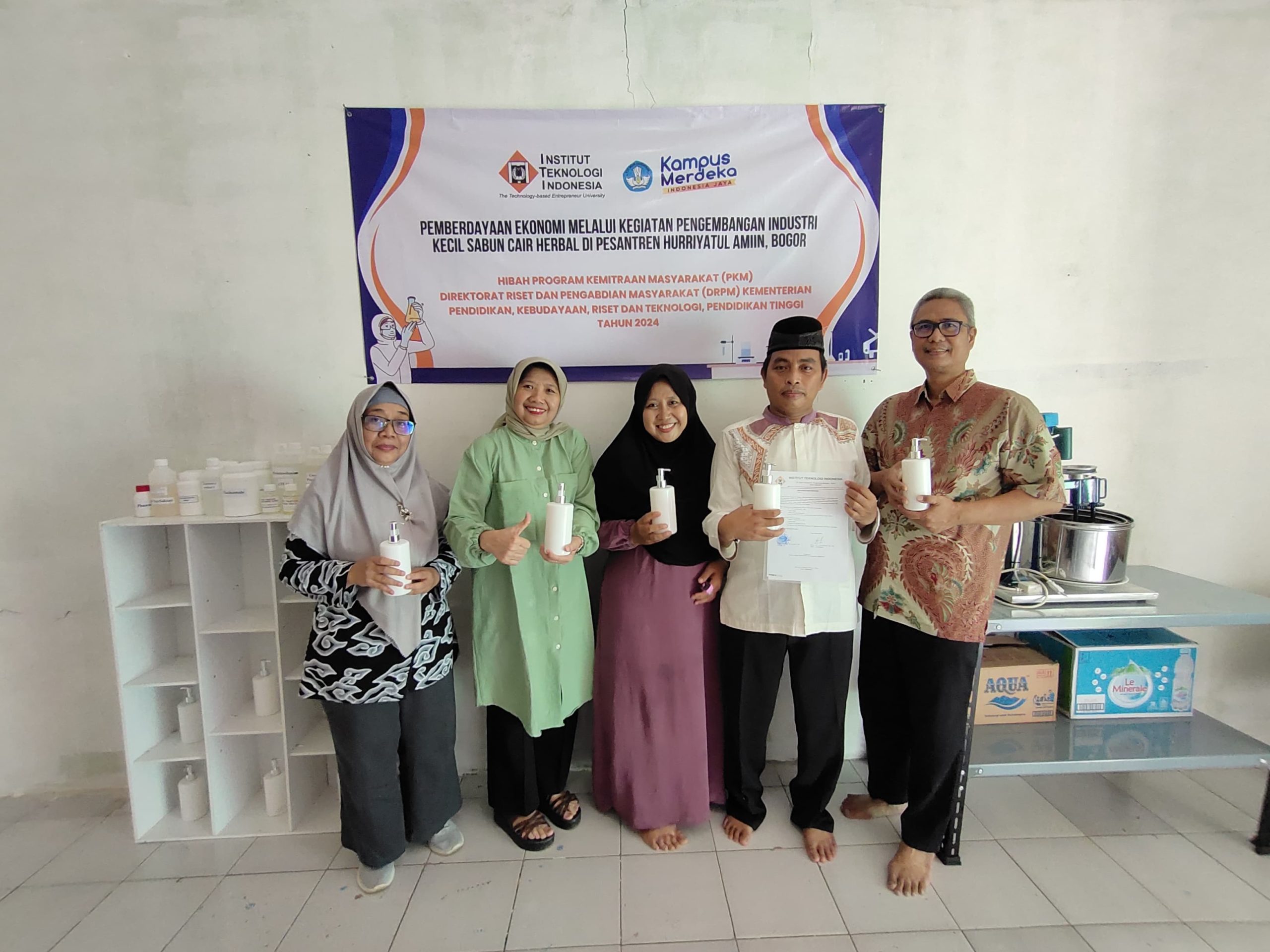 ITI Tangerang Selatan menggelar pelatihan kewirausahaan pembuatan sabun cair badan dan wajah di Pondok Pesantren Hurriyatul Aamiin, Parung, Kabupaten Bogor.