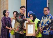 Menkes Bahas Alkes Hingga Beri Penghargaan Kader Posyandu