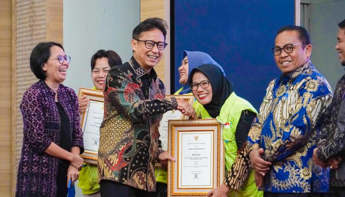 Menkes Bahas Alkes Hingga Beri Penghargaan Kader Posyandu