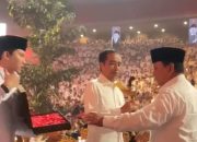 Prabowo kasih Jokowi keris pusaka