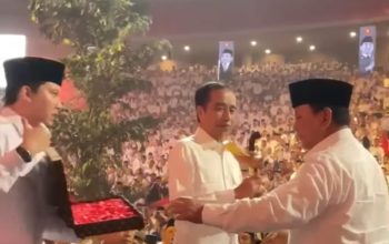 Prabowo kasih Jokowi keris pusaka