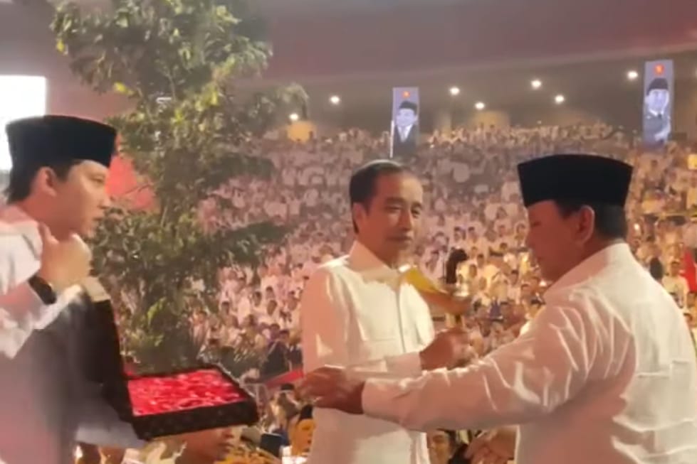 Prabowo kasih Jokowi keris pusaka