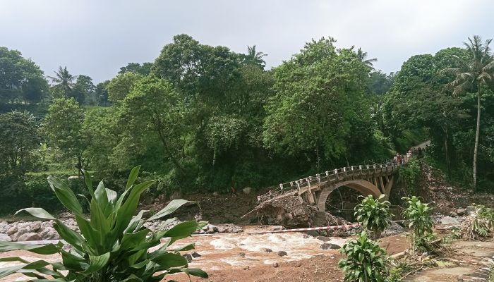 Banjir Landa Cipayung: Komunitas Sosial Bergerak Cepat, Pemerintah Masih Absen