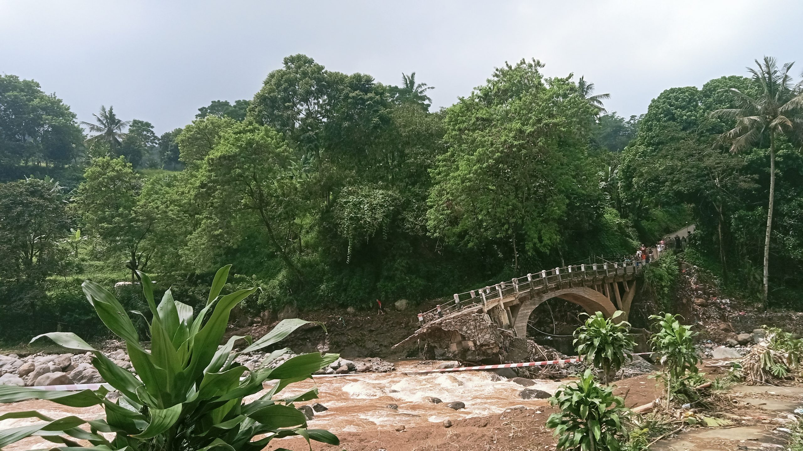 Banjir Cipayung, Kabupaten Bogor mengakibatkan sejumlah kerusakan. Warga setempat juga dihantui ancaman banjir susulan