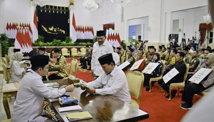 Presiden Prabowo Serahkan Zakat kepada BAZNAS di Istana Negara