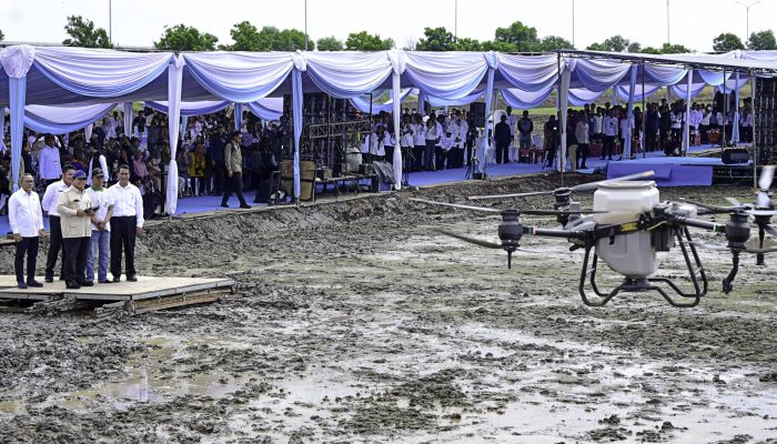 Presiden Tebar Benih Padi dengan Drone