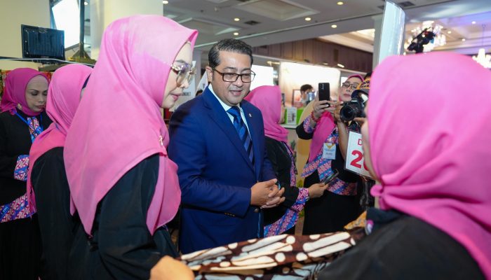 Tingkatkan Daya Saing, Menteri Ekraf Tekankan Inovasi UMKM Fesyen Muslim