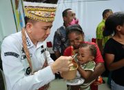 Pj Gubernur Papua Agus Fatoni Tinjau Puskesmas Kosiwo, Beri Bantuan Vitamin-Susu Anak