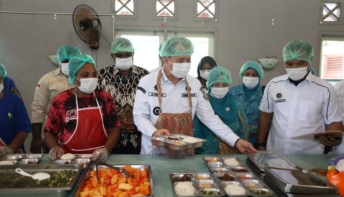 Pastikan MBG Berkualitas, Pj Gubernur Papua Agus Fatoni Tinjau SPPG di Kepulauan Yapen