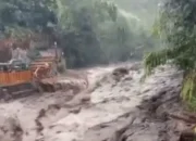 Banjir Bandang Terjang Kawasan Wisata Guci Tegal, Pancuran 13 Terbawa Arus