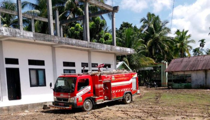 Bersihkan Banjir Sumatera, Damkar Semprot Lumpur