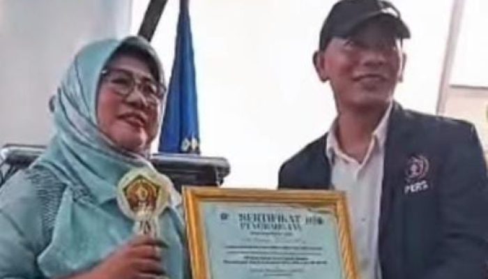 Diganjar Penghargaan Pengabdian oleh PWI Depok, Nina Suzana Apresiasi Peran Pers