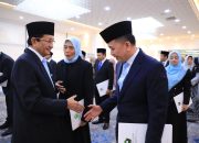 Menteri Agama Serahkan Keppres Penetapan Pimpinan BAZNAS kepada Dirjen Bina Keuangan Daerah Agus Fatoni