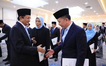 Menteri Agama Serahkan Keppres Penetapan Pimpinan BAZNAS kepada Dirjen Bina Keuangan Daerah Agus Fatoni