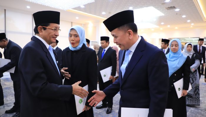 Menteri Agama Serahkan Keppres Penetapan Pimpinan BAZNAS kepada Dirjen Bina Keuangan Daerah Agus Fatoni