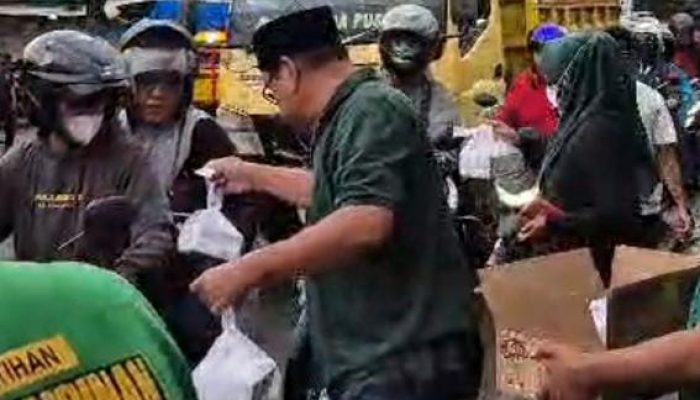 Momentum Nuzulul Quran, Ketua PPP Depok Mazhab Bagi 500 Paket Takjil untuk Warga