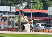 Jaga Keindahan Kota, Tim Maung ASRI Copot Spanduk Liar di Transyogi Depok