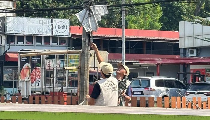 Jaga Keindahan Kota, Tim Maung ASRI Copot Spanduk Liar di Transyogi Depok